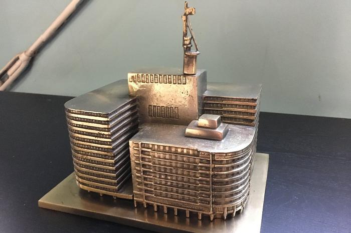 古いブロンズ製の新聞社の社屋/3.7キロ▼ノベルティーブロンズビル建物