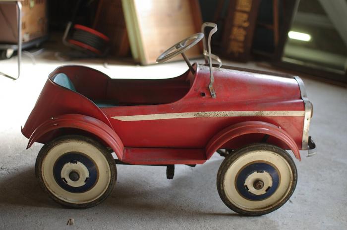 レトロなペダルカー 子供乗用玩具 足こぎカー▼アンティークブリキ玩具