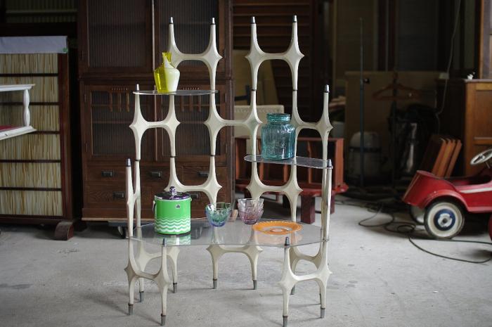 レトロでスペーシーな陳列棚▼ミッドセンチュリースペースエイジ昭和レトロフューチャースタイル