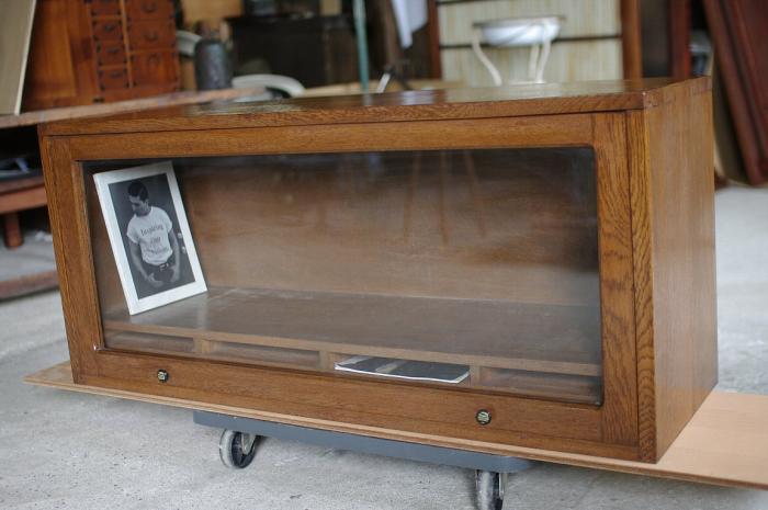 楢材のゆらゆらガラス戸棚▼書庫陳列店舗什器飾り棚収納棚器書棚ディスプレイ