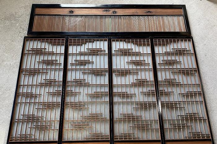 書院建具▼透かし彫り筬欄間と組子細工ガラス戸4枚組▼幾何学指物建具床の間